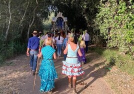 Rocío 2023 | La hermandad de Cabra, la devoción a la Blanca Paloma pone rumbo a la aldea
