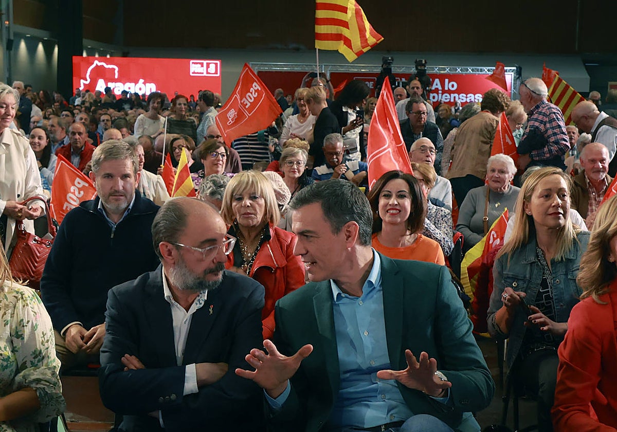 Sánchez y Lambán, conversando este jueves en Zaragoza, poco antes de que comenzase el mitin del PSOE