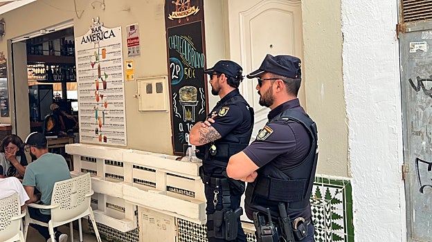 La Policía custodia el piso donde vivía la fallecida