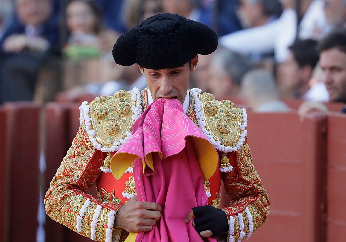 Alejandro Talavante muerde el capote en la Feria de Sevilla