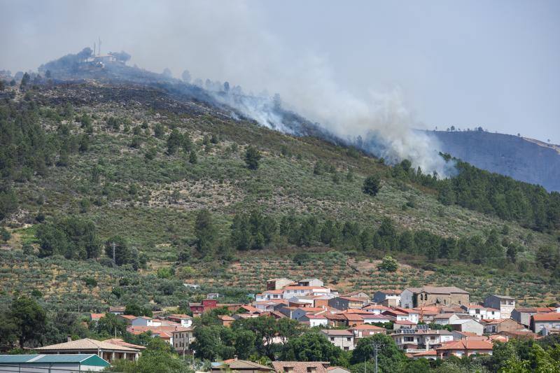 Vista desde Torrecilla de los Ángeles del incendio de Hurdes y Gata este viernes. Este viernes se ha desplegado un operativo de extinción formado por 17 unidades de tierra, 14 medios aéreos, cuatro maquinarias pesadas, cinco agentes del medio natural y seis técnicos del Infoex. 