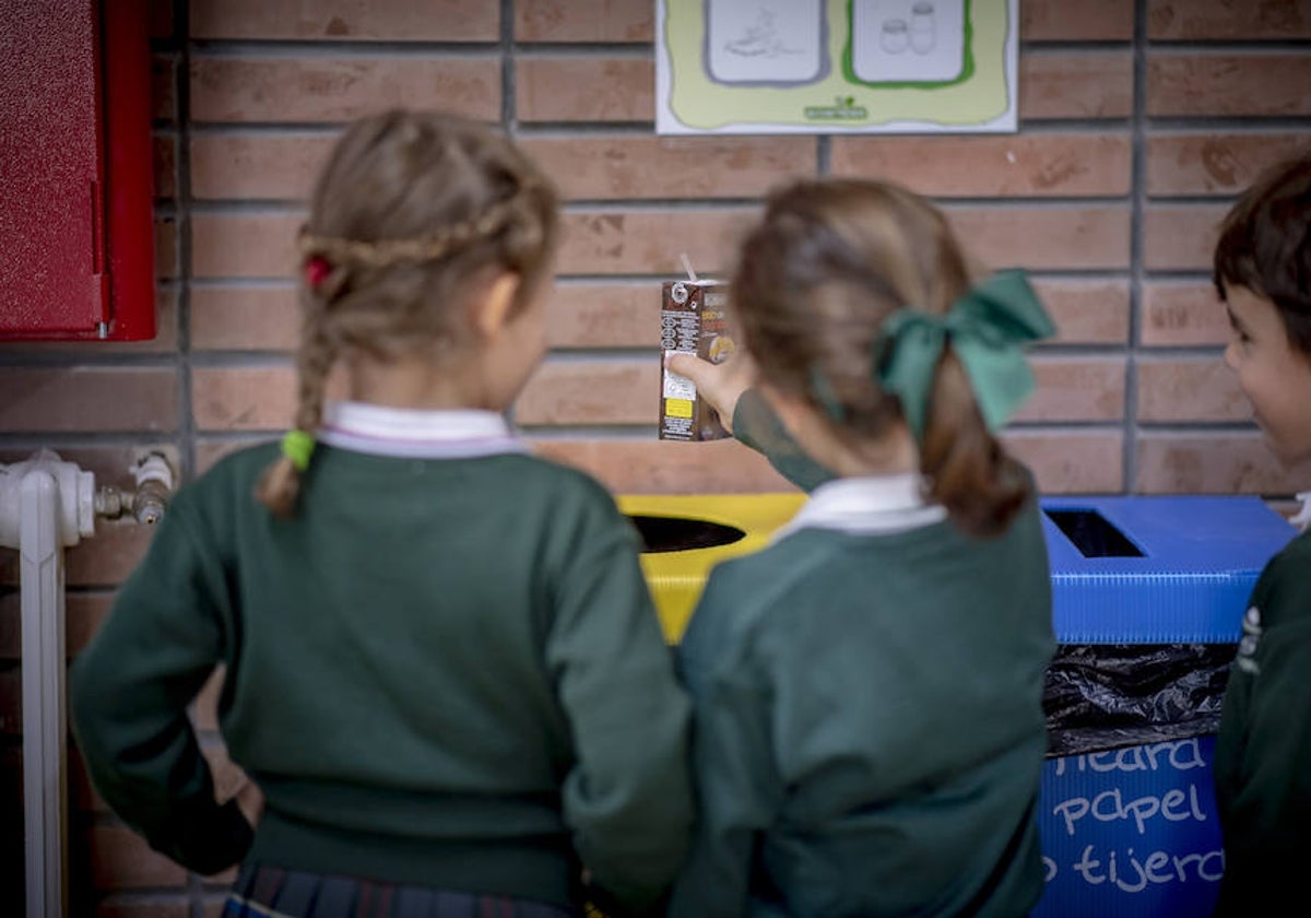 Niños aprendiendo a reciclar en el colegio