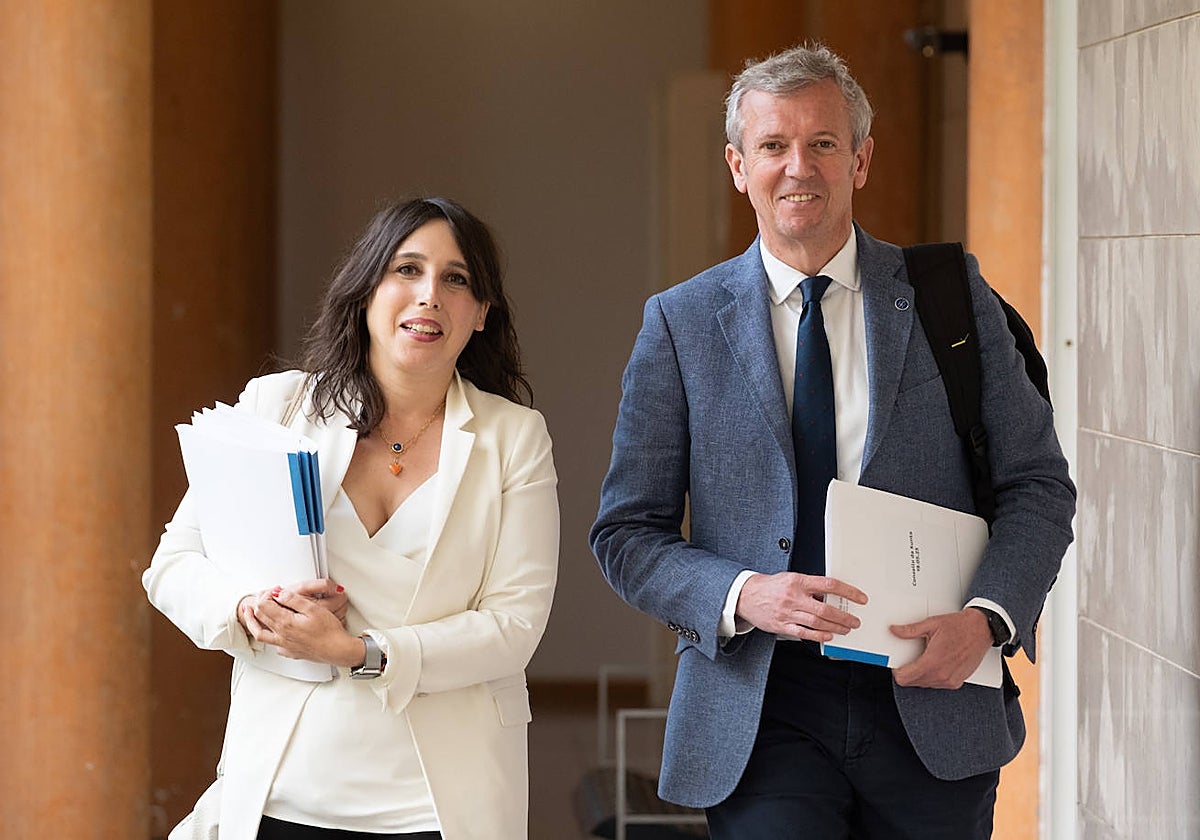 La conselleira de Promoción do Emprego, María Jesús Lorenzana, y el presidente gallego, Alfonso Rueda, este viernes antes de una rueda de prensa