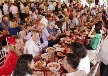 Feria de Córdoba 2023 | Las reservas para almorzar este sábado en las casetas, una odisea