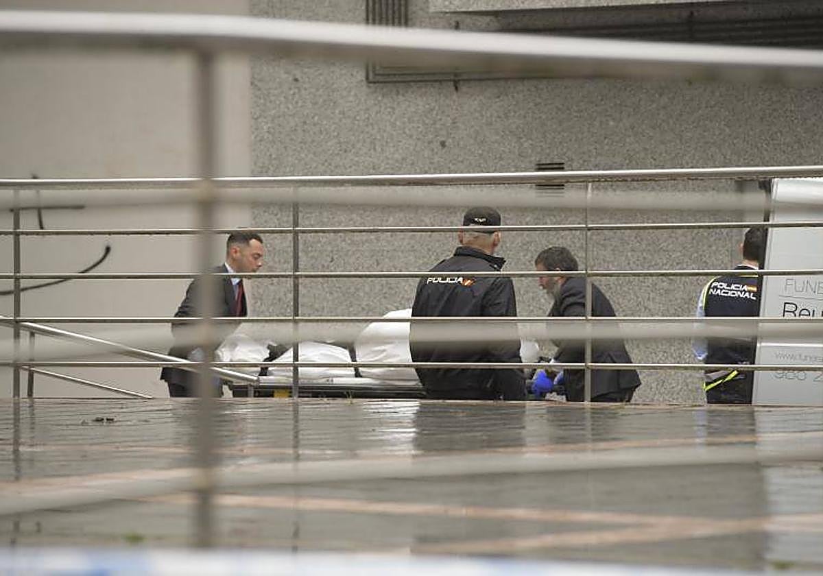 Operarios de una funeraria trasladan a las víctimas