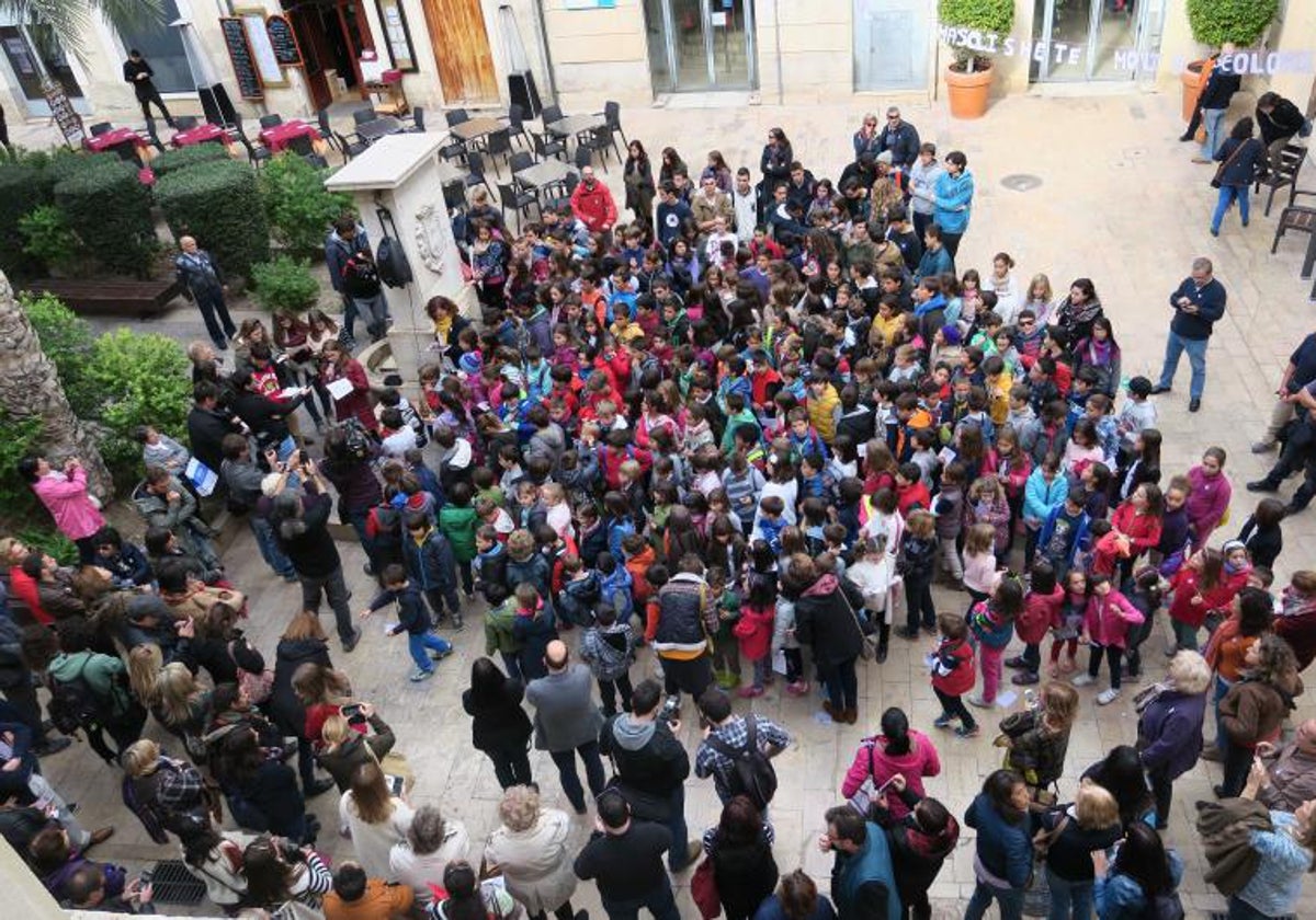 Escolares en el patio de un centro educativo de Alicante, en imagen de archivo