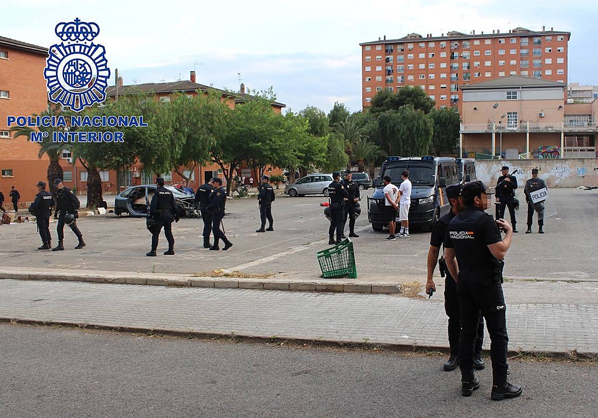 Imagen del dispositivo de la Policía Nacional desplegado en el barrio de La Coma