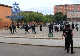 El despliegue policial en el barrio valenciano de La Coma se salda con 147 identificados y 18 actas por tenencia de armas