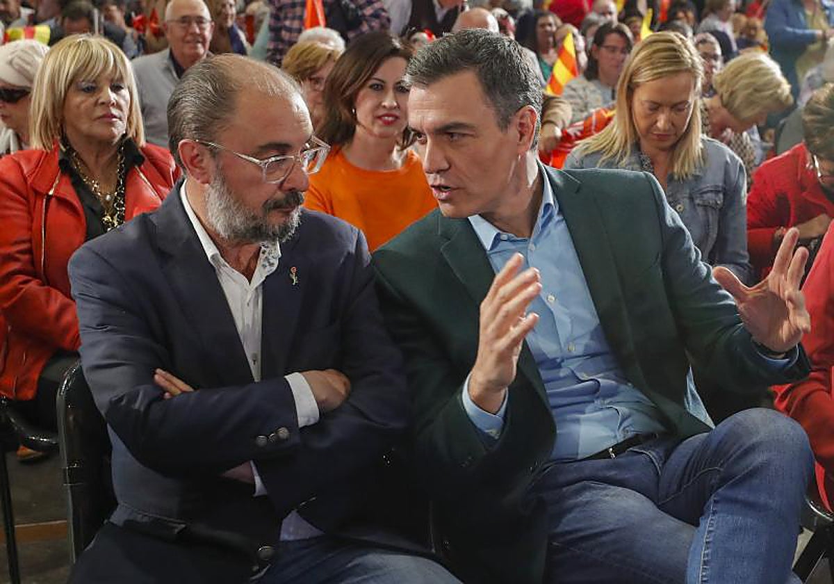 El Presidente del Gobierno, Pedro Sánchez, y el presidente del gobierno de Aragón, Javier Lamban, participan en un acto de campaña este jueves en Zaragoza