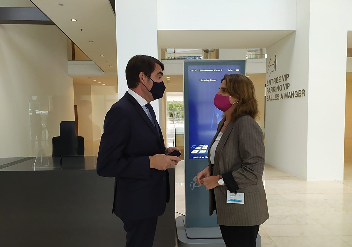 El consejero Juan Carlos Suárez-Quiñones junto a la ministra Teresa Ribera, en una imagen de archivo