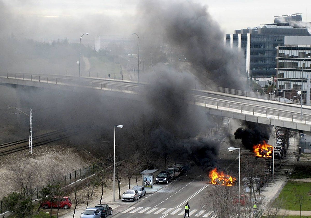 Dos vehículos arden tras la explosión de un coche bomba en el Campo de las Naciones, en 2009