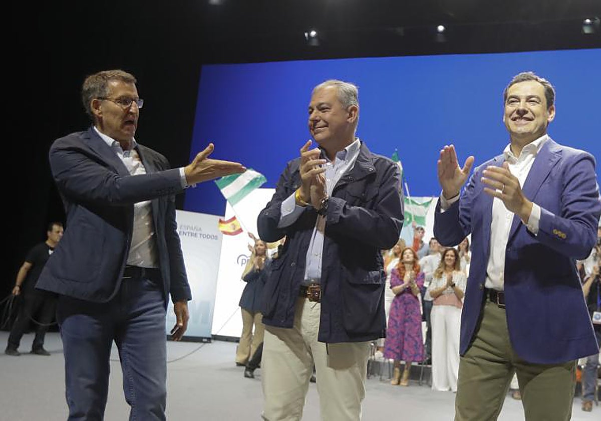 Alberto Núñez Feijóo, José Luis Sanz y Juanma Moreno, esta mañana, en Sevilla