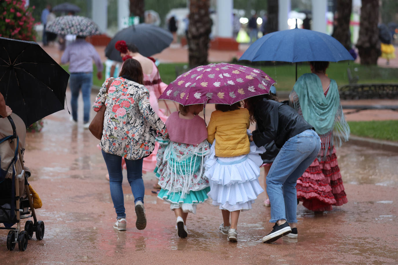 La Feria de Córdoba bajo la lluvia en imágenes