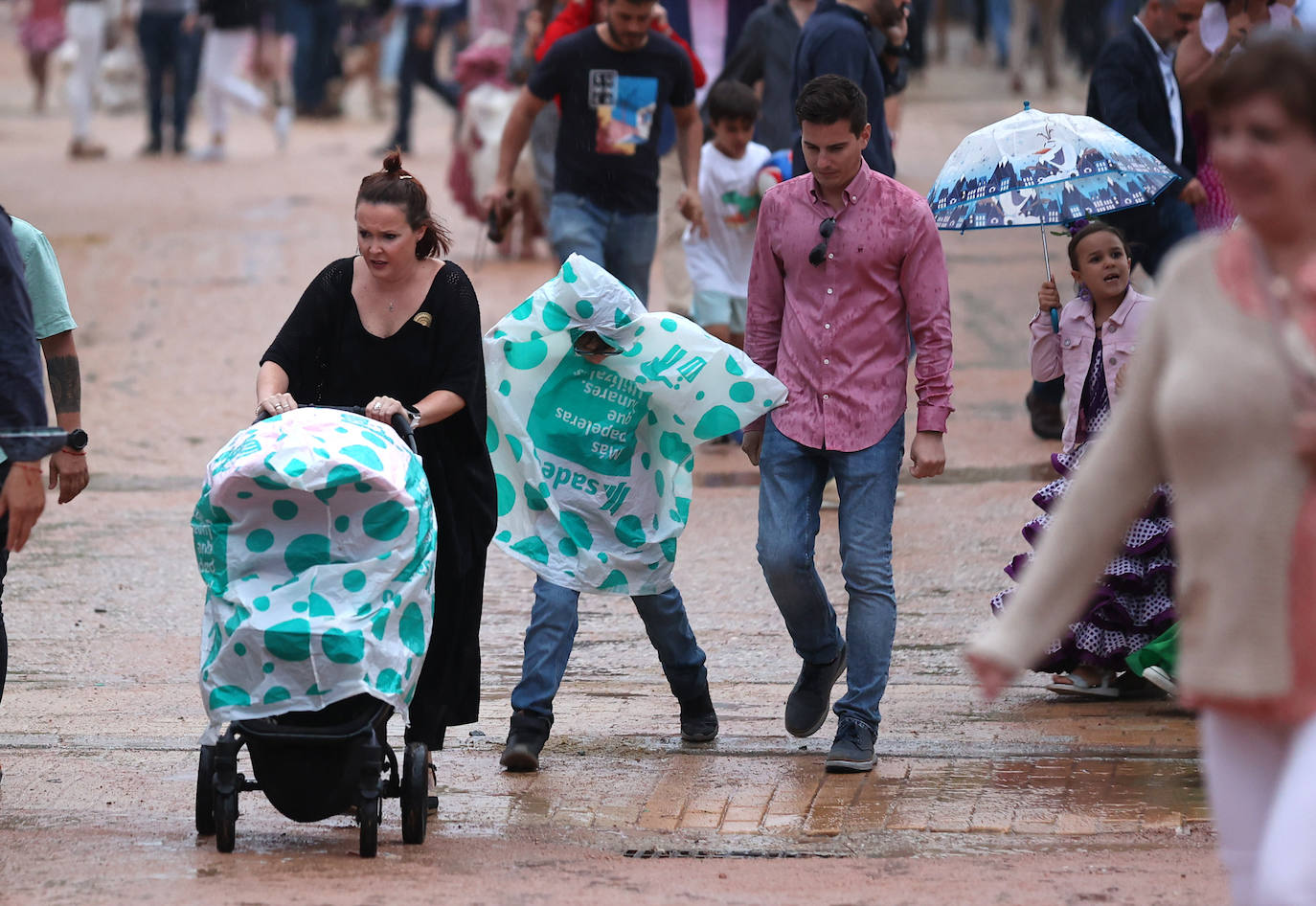 La Feria de Córdoba bajo la lluvia en imágenes