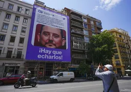El PP denuncia a Podemos ante la Junta Electoral y exige retirar la lona con el hermano de Ayuso y el tuit de Pablo Casado