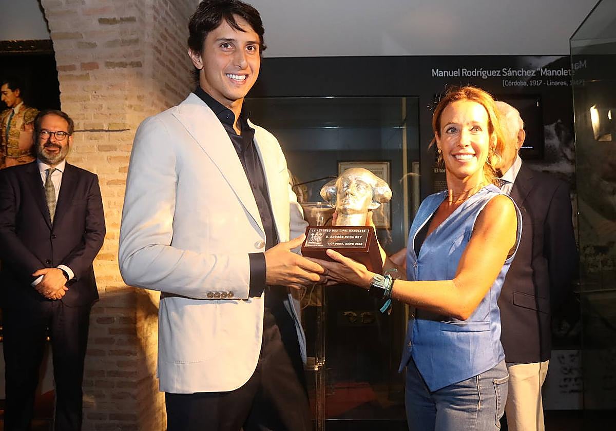 Roca Rey recibe el 'Trofeo Manolete', de manos de la concejal de Cultura