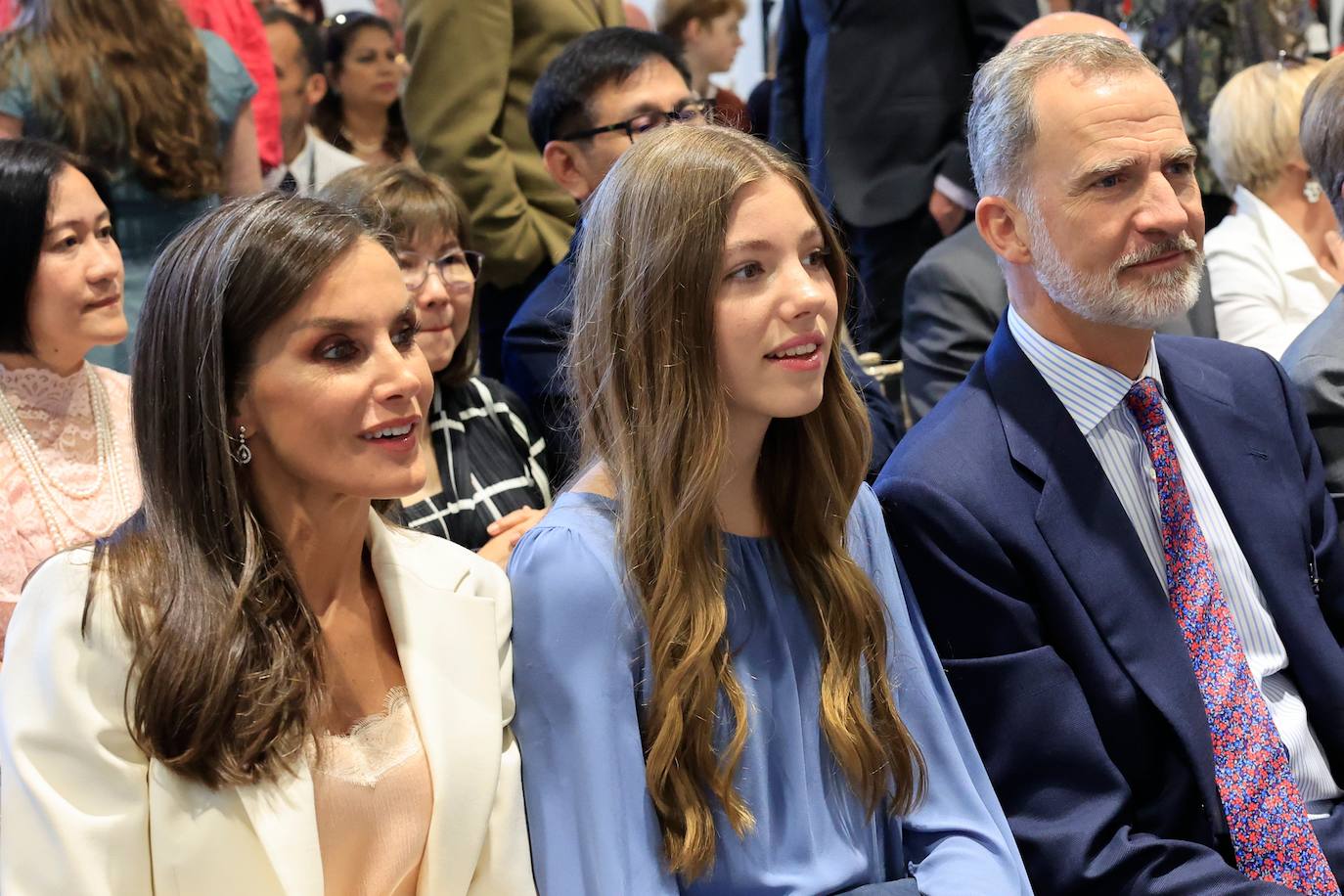Los Reyes y la Infanta Sofía, en el momento en que la Princesa Leonor recogía el diploma que acredita sus estudios de bachillerato.
