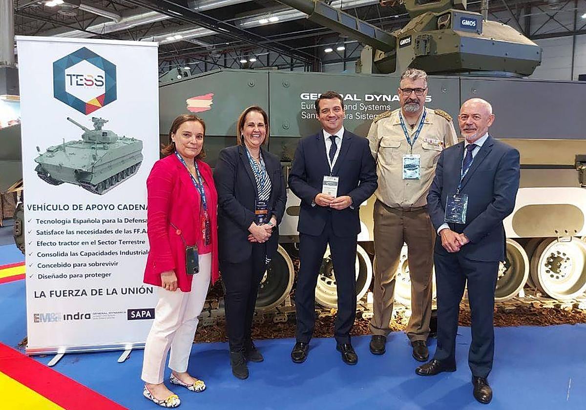Representantes de Tess Defence, con el alcalde, en la Feria Feindef
