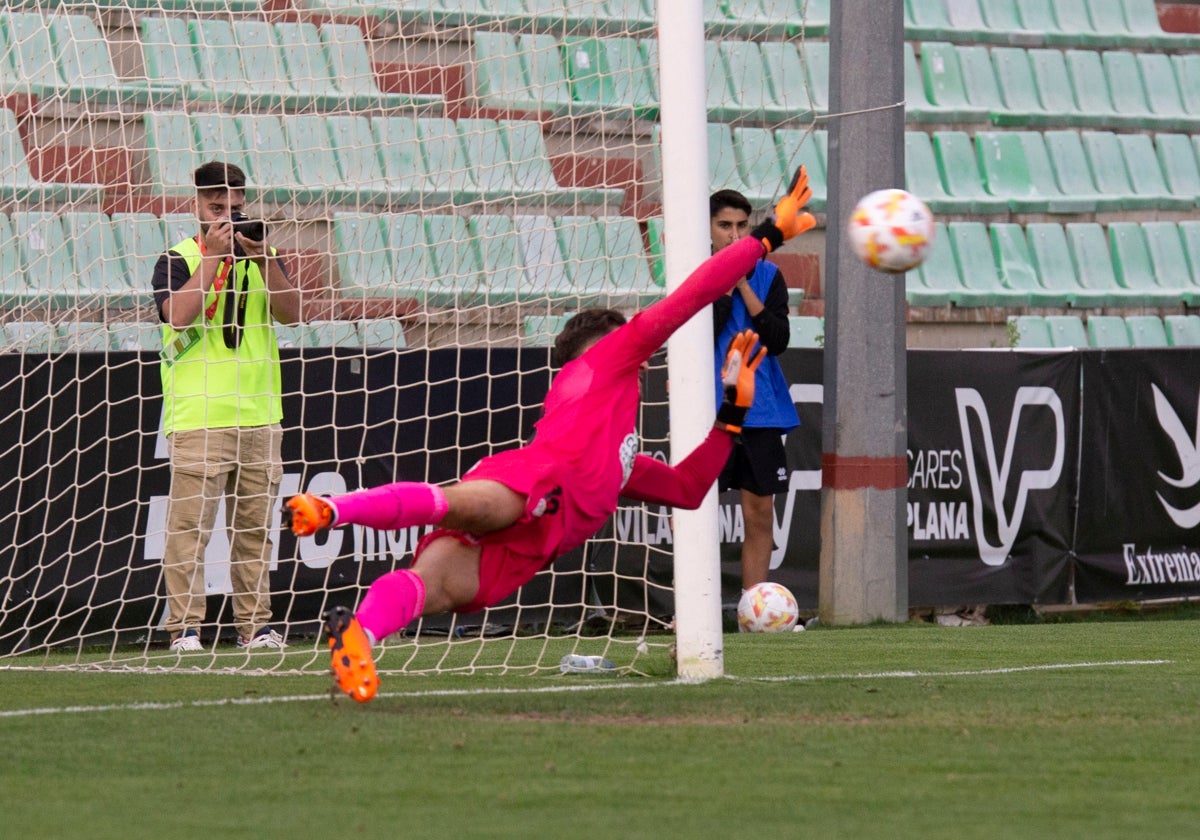 Carlos Marín ataja el penalti del Mérida en el estadio Romano