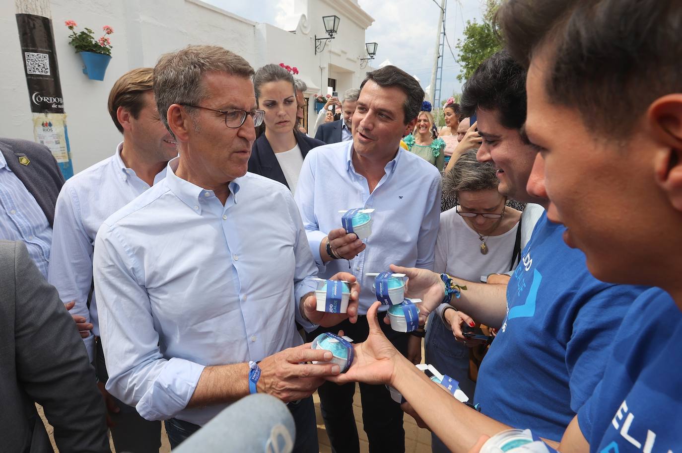 El concurrido paseo de Feijóo por la Feria de Córdoba, en imágenes