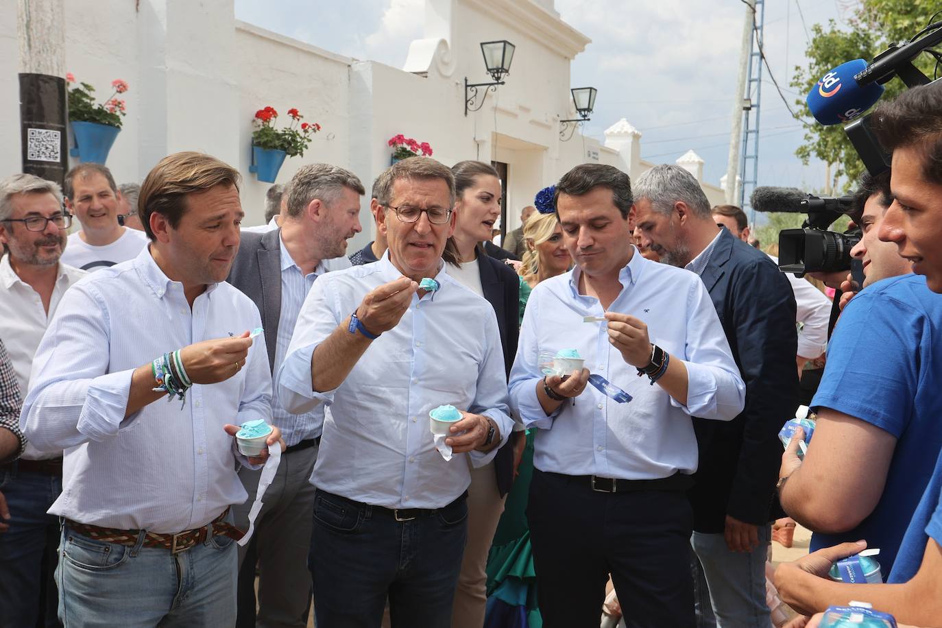 El concurrido paseo de Feijóo por la Feria de Córdoba, en imágenes