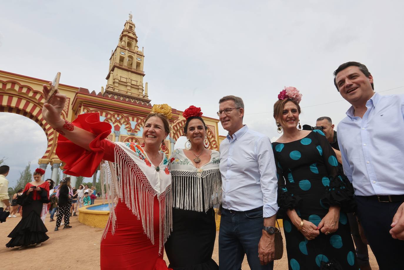 El concurrido paseo de Feijóo por la Feria de Córdoba, en imágenes
