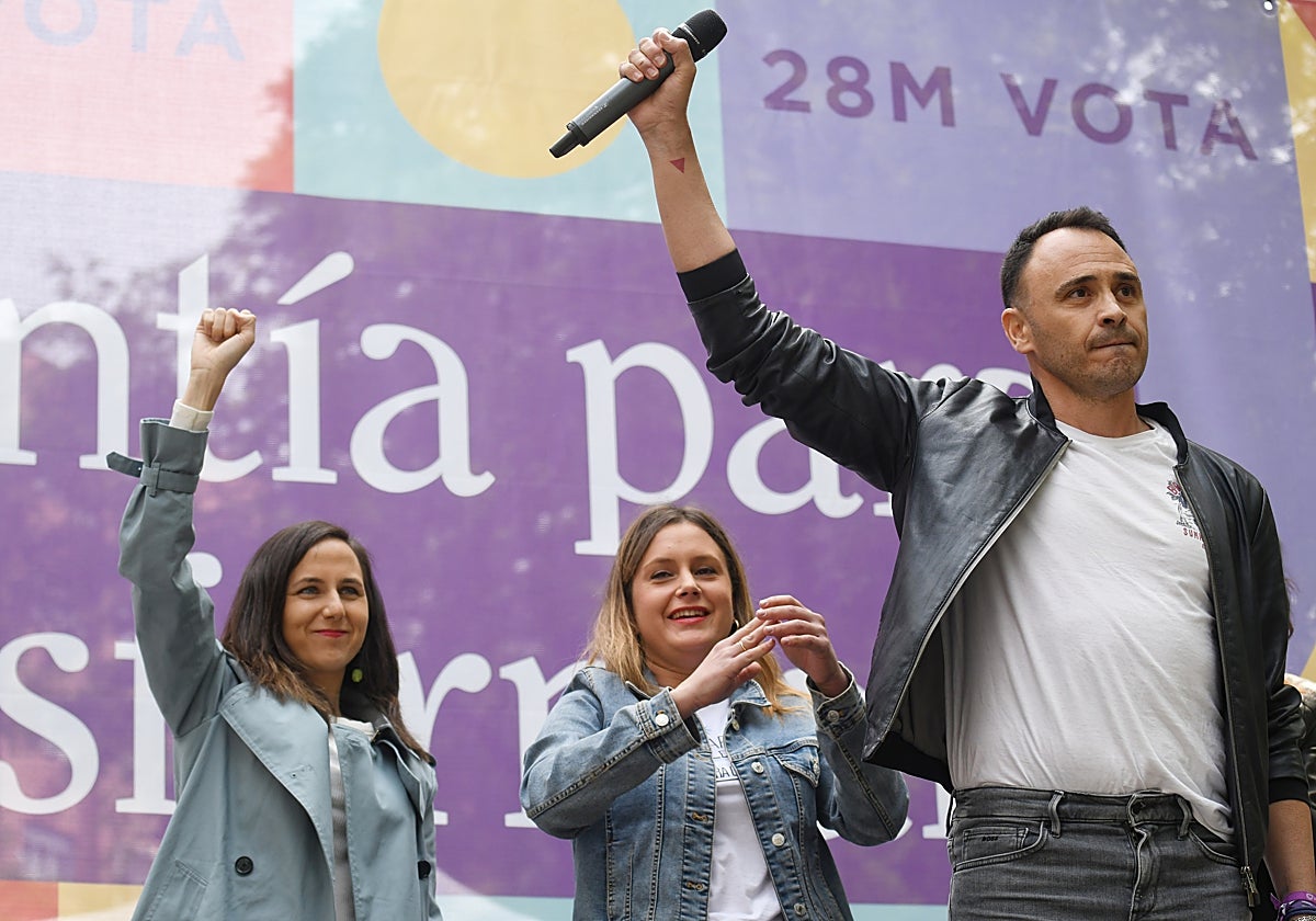 Roberto Sotomayor, Ione Belarra y Alejandra Jacinto en un acto de campaña
