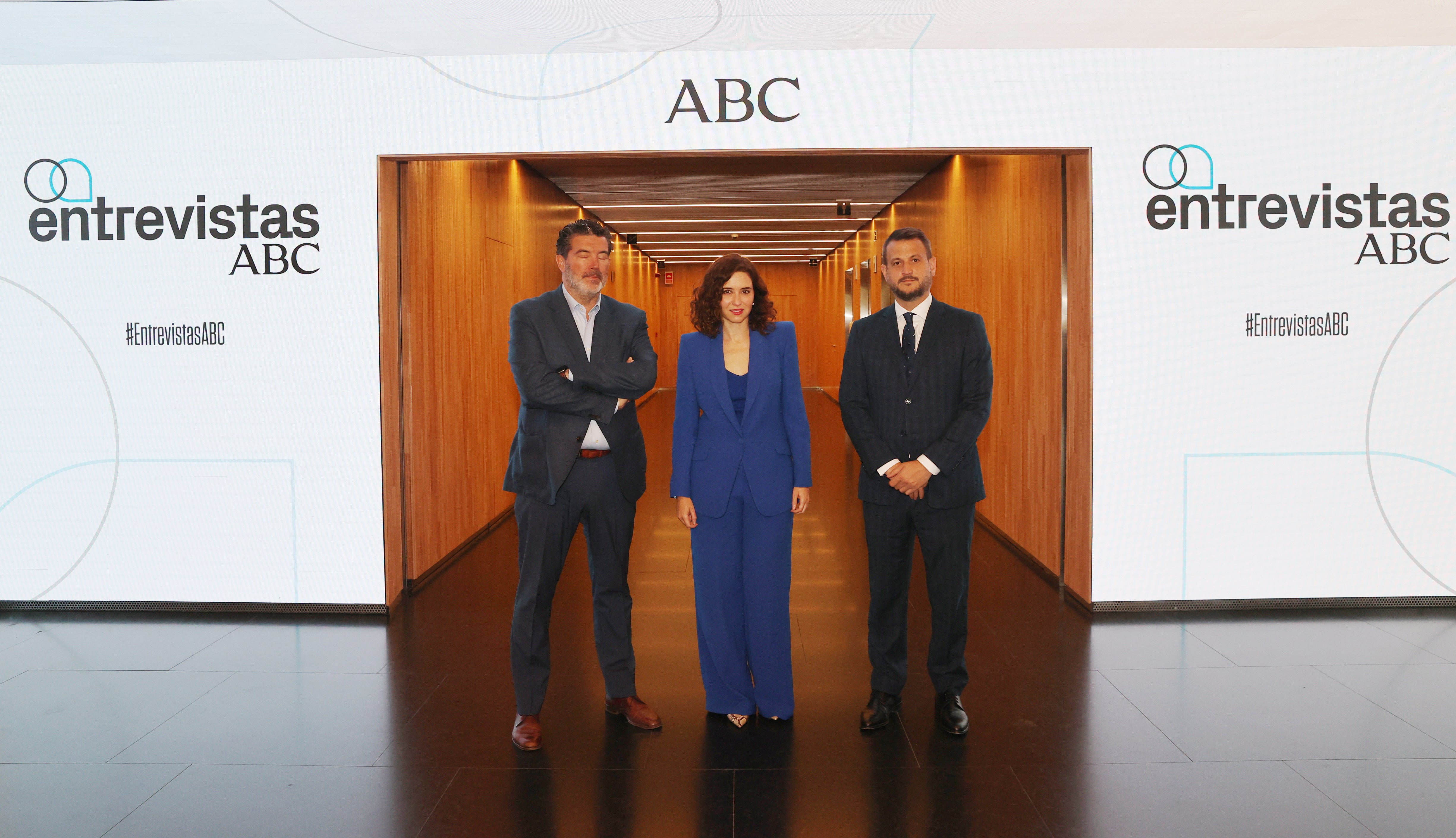 Isabel Díaz Ayuso, en la casa de ABC junto al director de ABC, Julián Quirós y Juan Fernández-Miranda, jefe de Nacional ABC