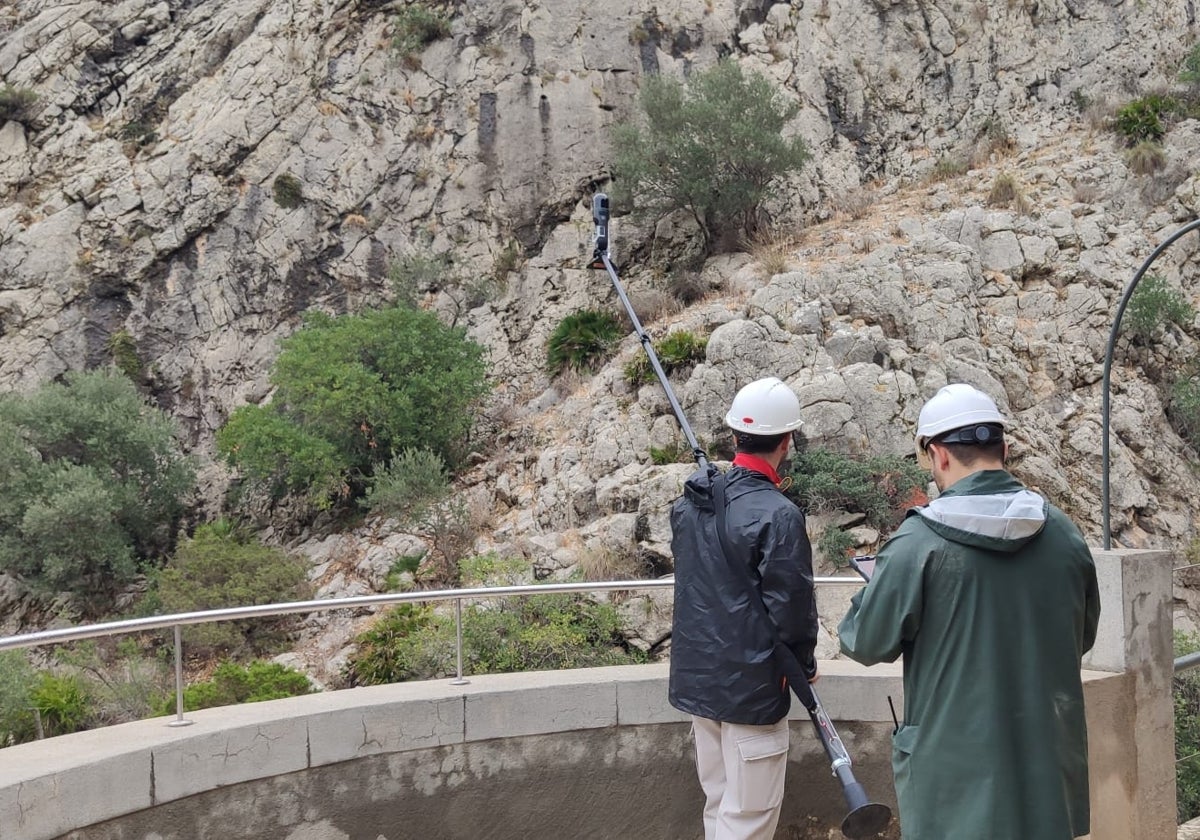 Investigadores de la UJA toman datos en el Caminito del Rey