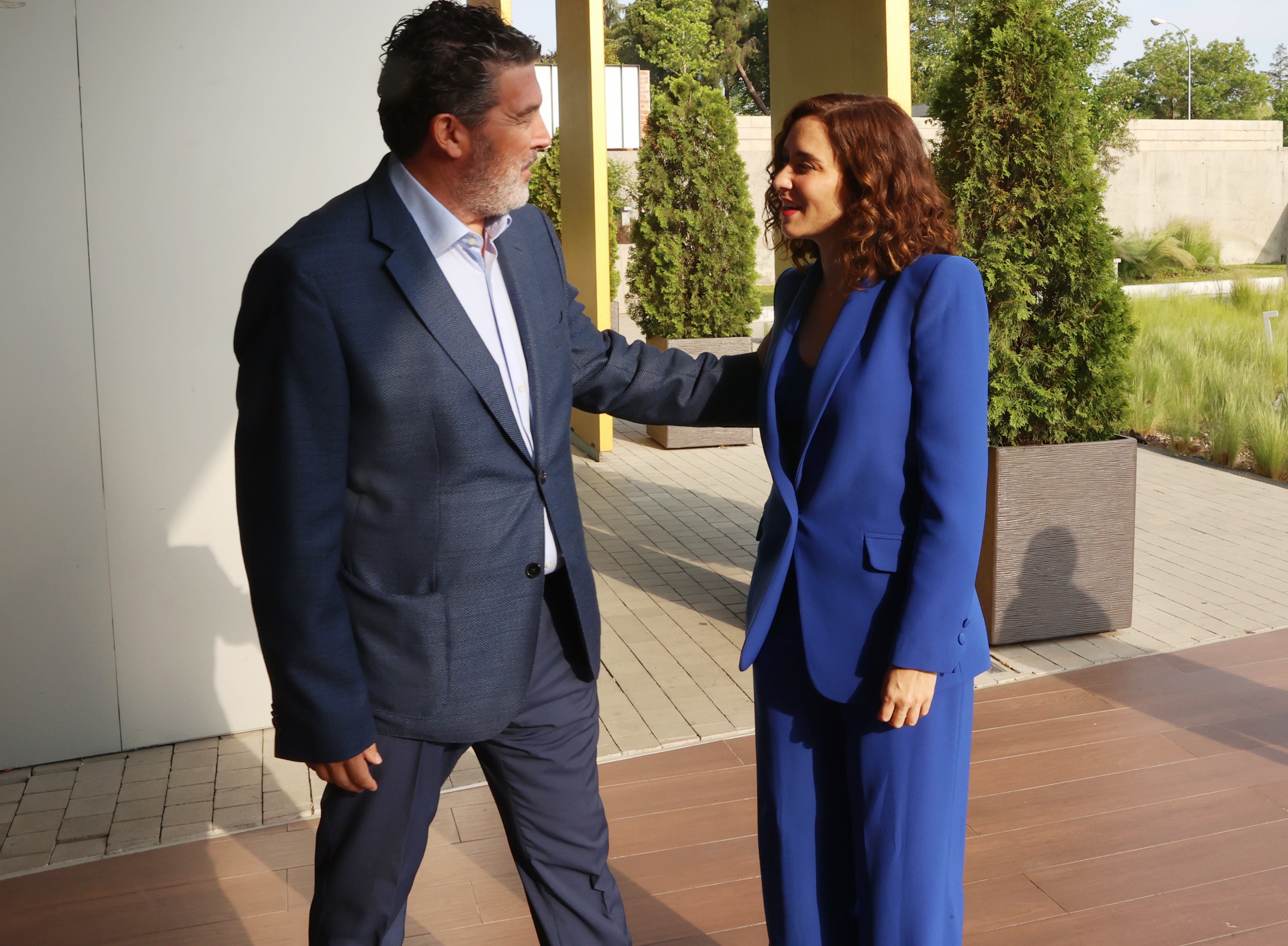 Isabel Díaz Ayuso junto a Julián Quirós, director de ABC