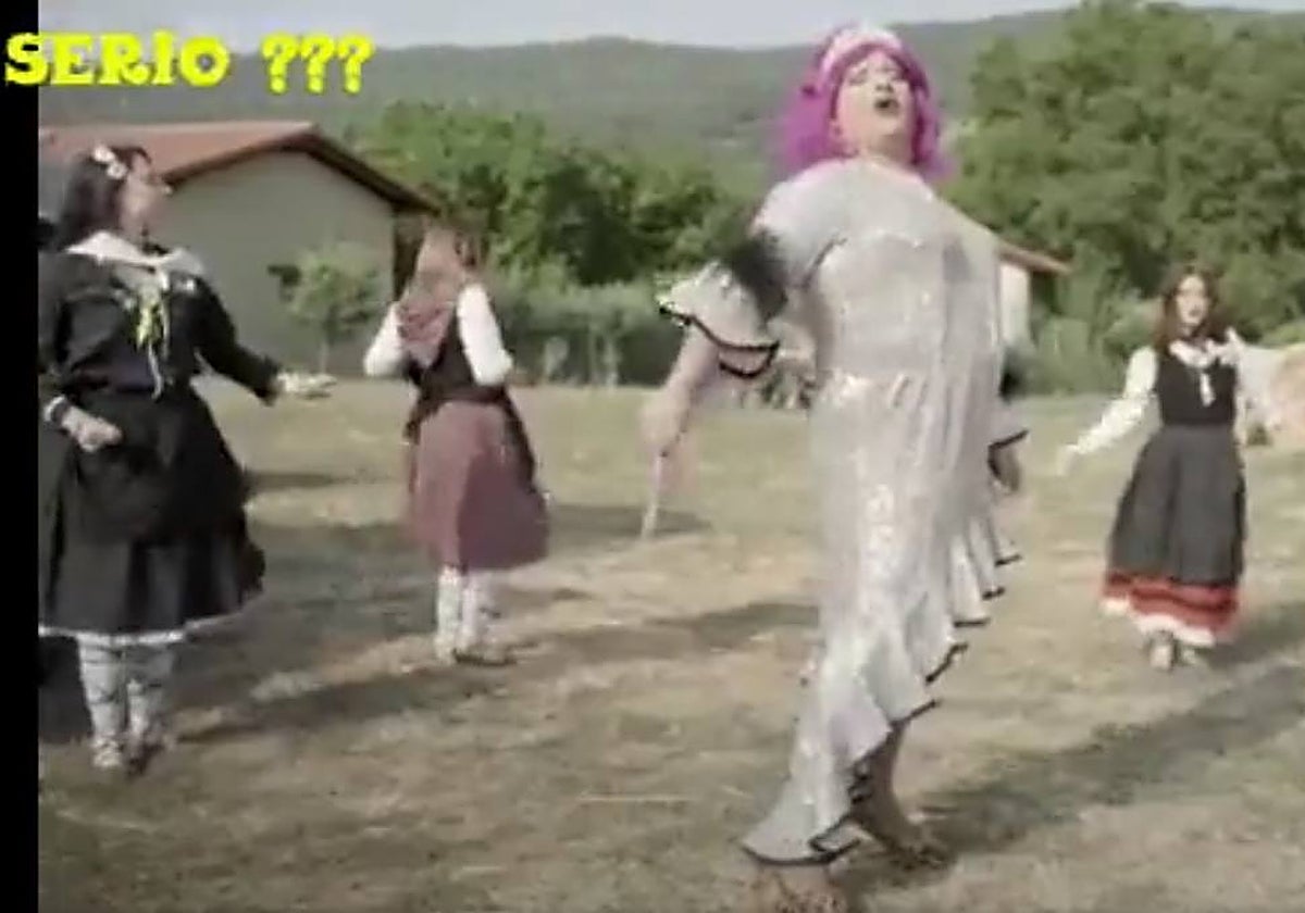 Imagen del vídeo donde se ve a 'La Polaca' en uno de sus números