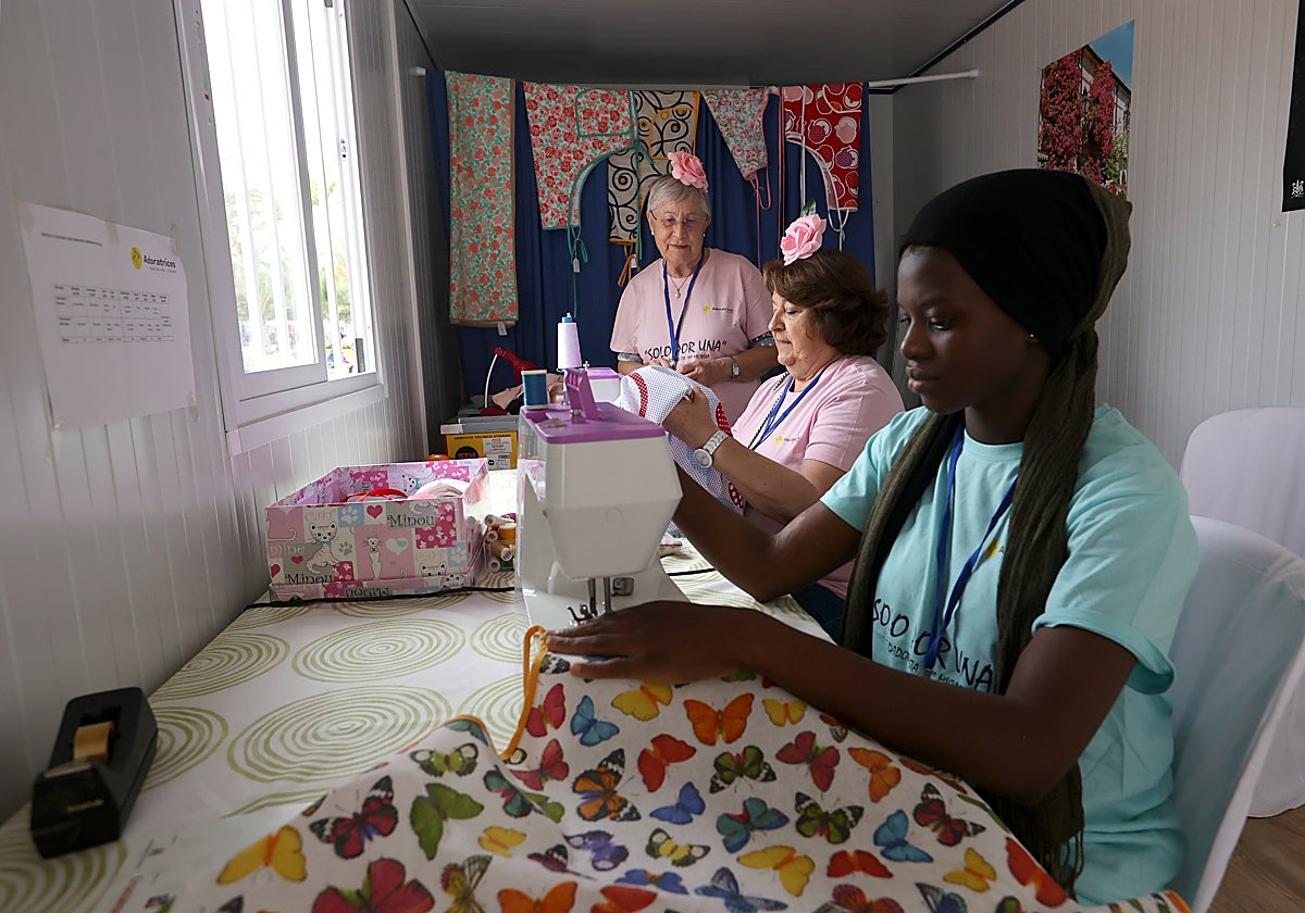 Puesto de costura de Adoratrices junto a la portada de la Feria de Córdoba 2023