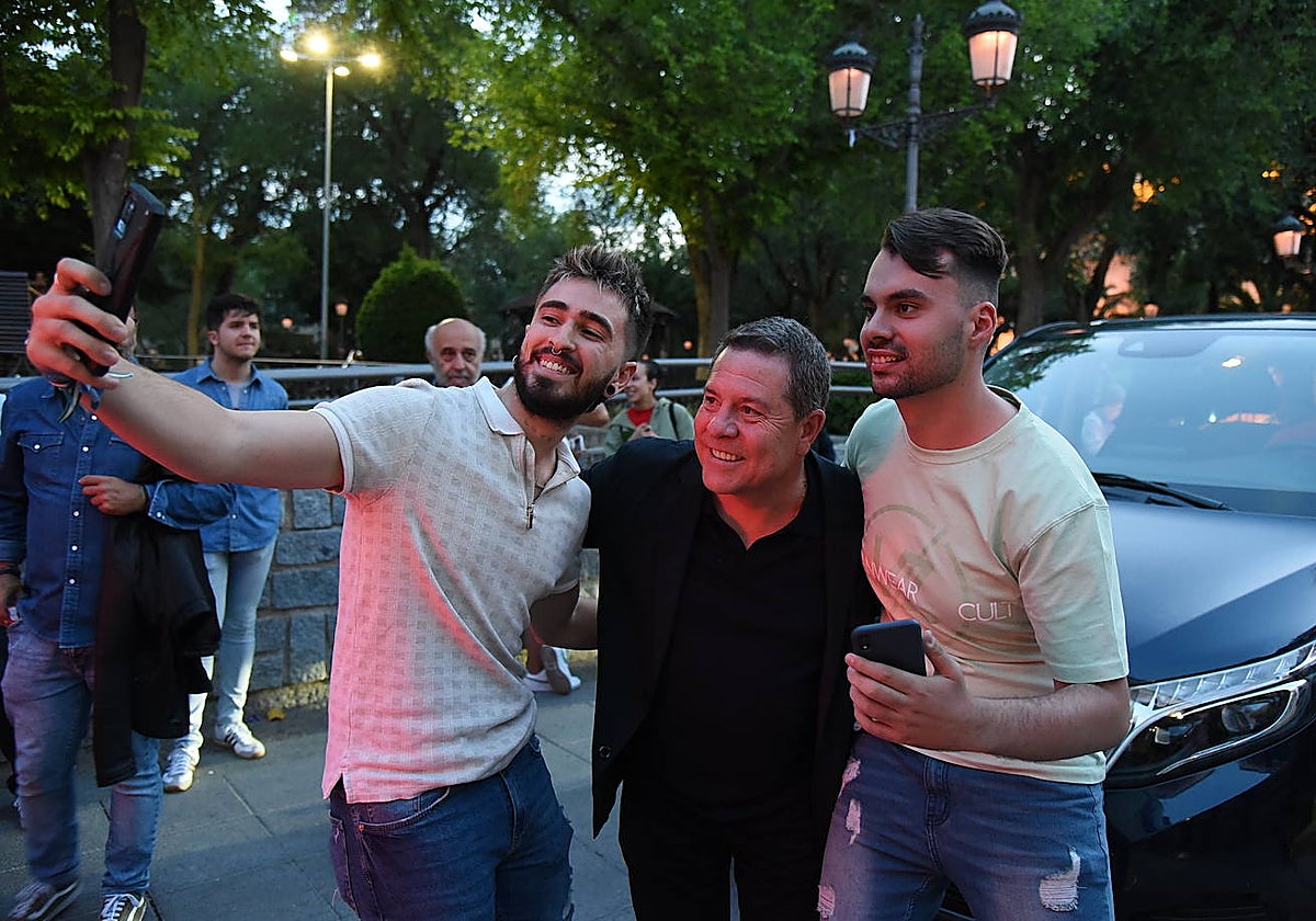 Page posa para la foto con dos jóvenes en Ciudad Real el jueves 18