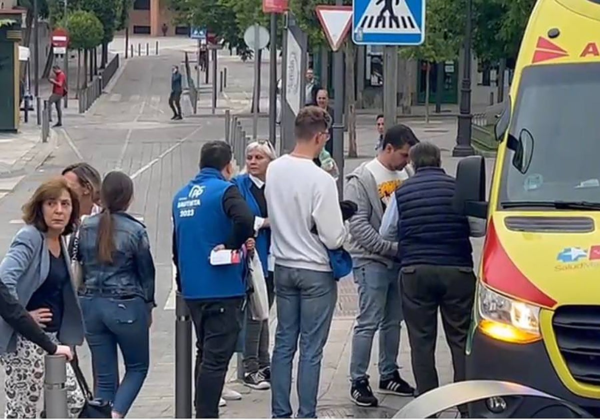 Una ambulancia atendiendo a los intoxicados por gas pimienta en la sede del PP de Móstoles