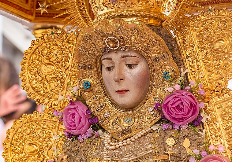 La Virgen del Rocío durante su procesión por Almonte el pasado año