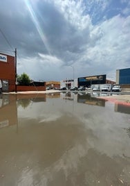 El calvario de un taller mecánico de Toledo cada vez que llueve: «Llevamos años preguntando quién arregla la calle»