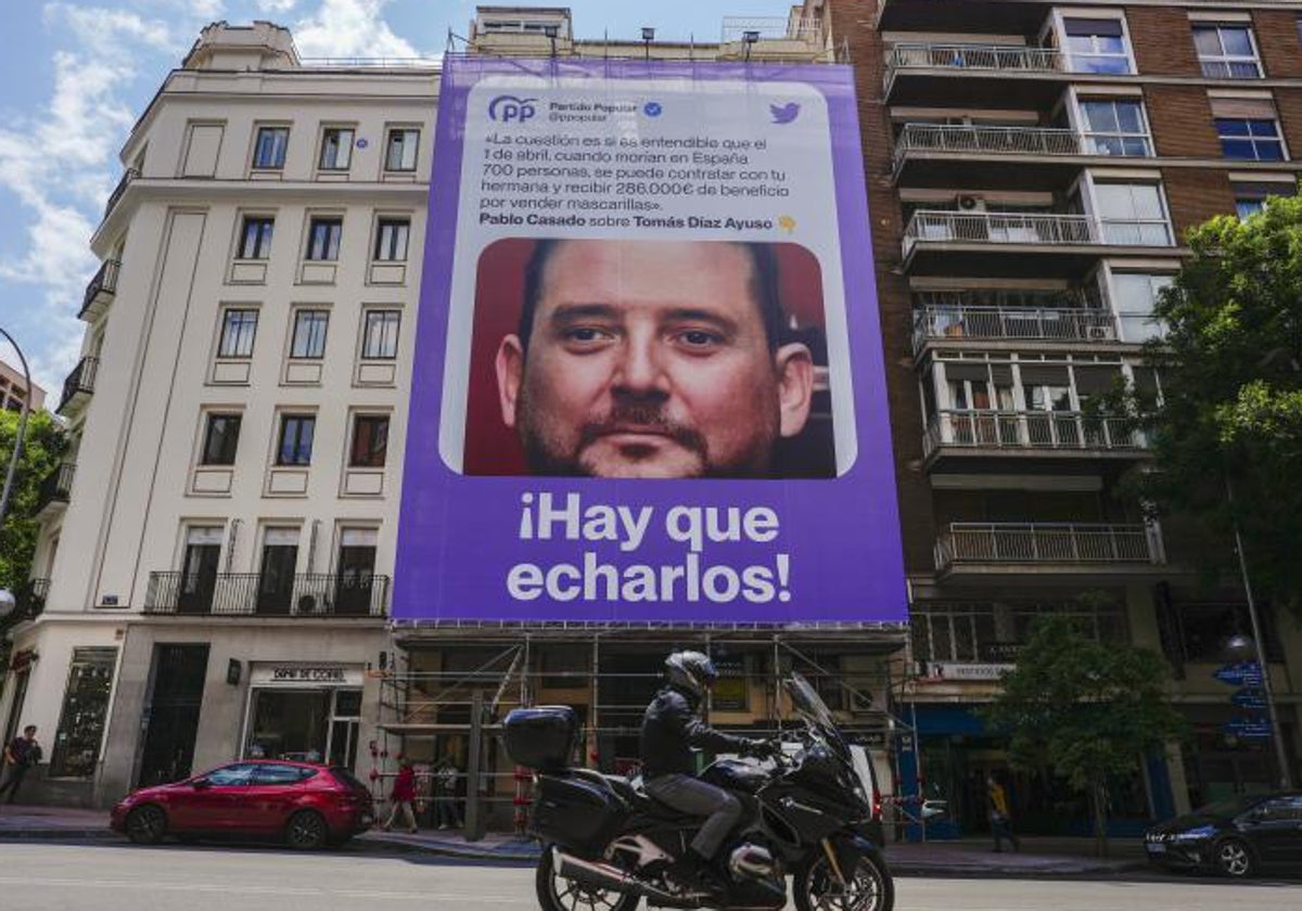 El cartel instalado en un andamio de la calle Goya por parte de Podemos