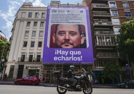 La Junta Electoral rechaza la petición del PP de retirar la lona de Podemos en la que señalan al hermano de Ayuso