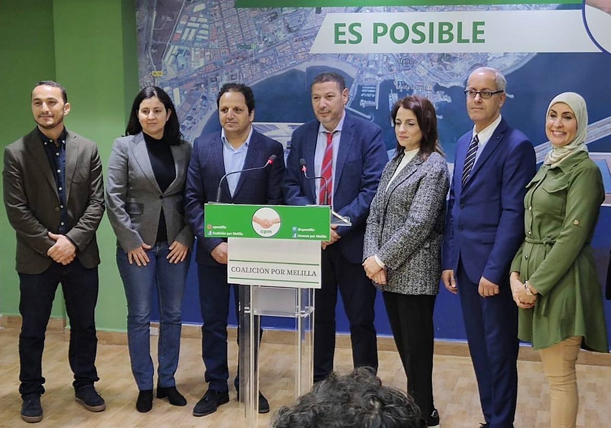 Representantes de Coalición por Melilla, con Aberchán en el centro, durante un acto