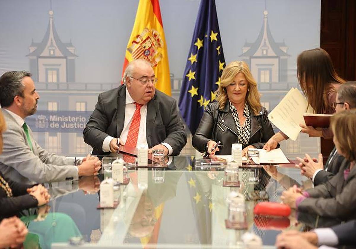 El secretario de Estado de Justicia, Tontxu Rodríguez, y la secretaria de Estado de Función Pública, Lidia Sánchez Milán, firma el acuerdo con las asociaciones judiciales y fiscales