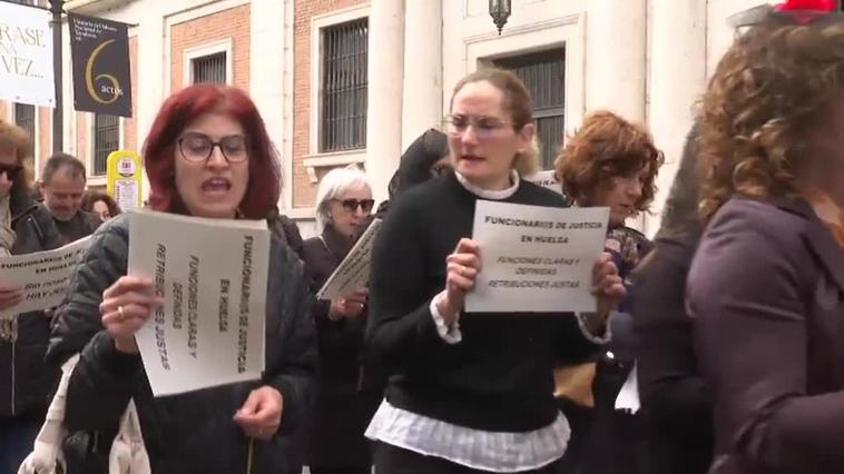 Funcionarios de Valladolid escenifican "el entierro de la Justicia"