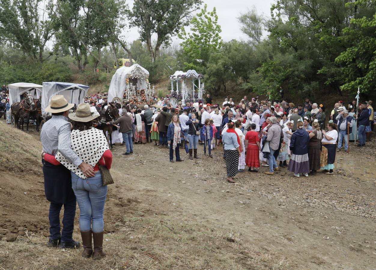 Diferentes momentos del paso de hermandades, este martes, por el Vado de Quema