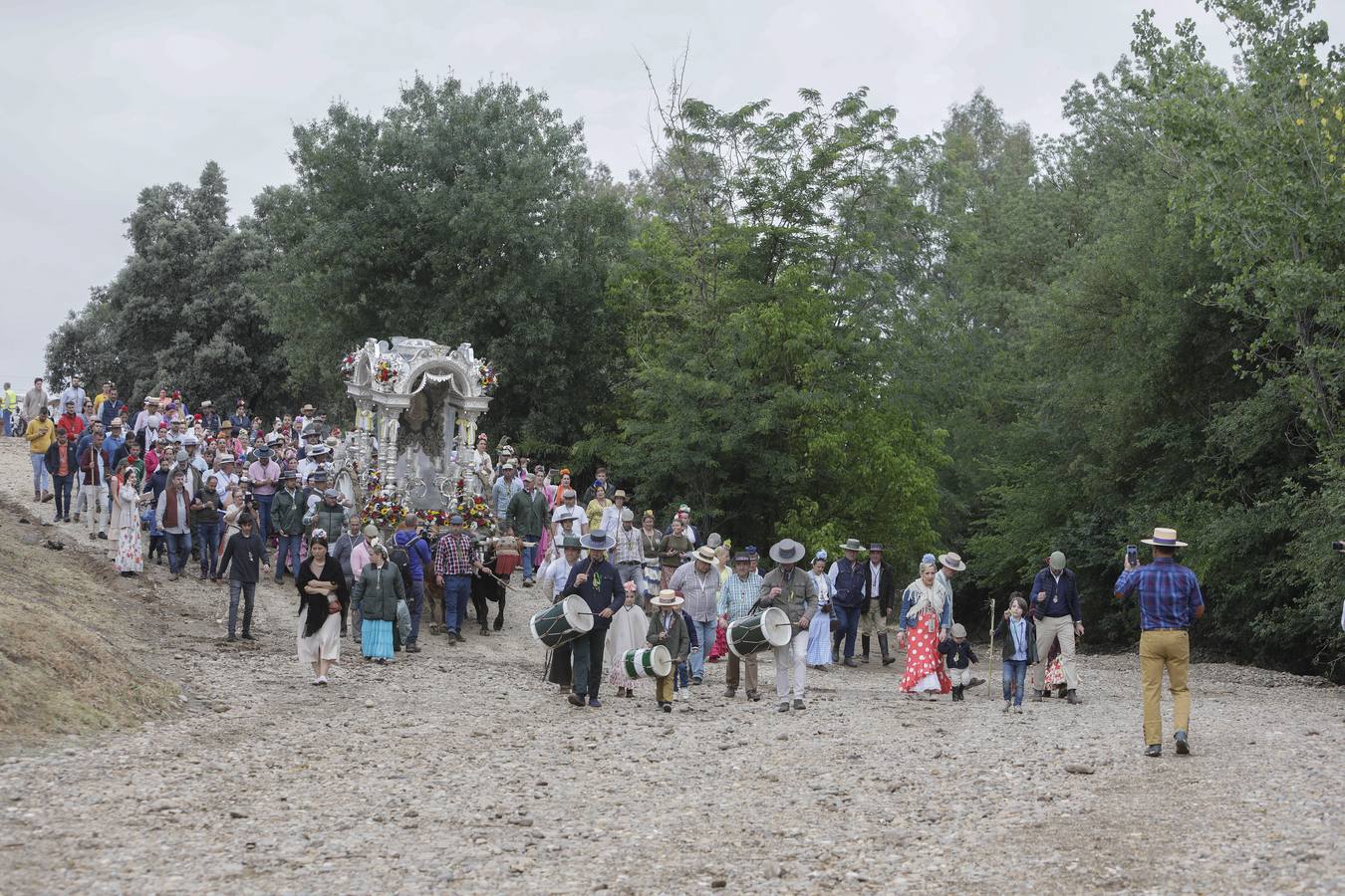 Diferentes momentos del paso de hermandades, este martes, por el Vado de Quema