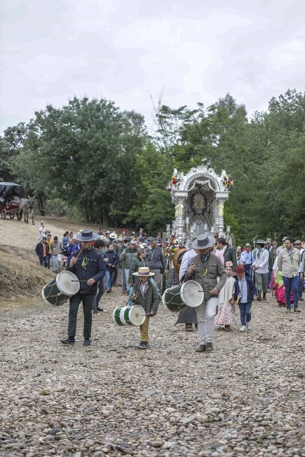 Diferentes momentos del paso de hermandades, este martes, por el Vado de Quema
