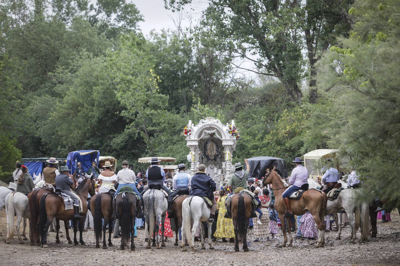 Diferentes momentos del paso de hermandades, este martes, por el Vado de Quema