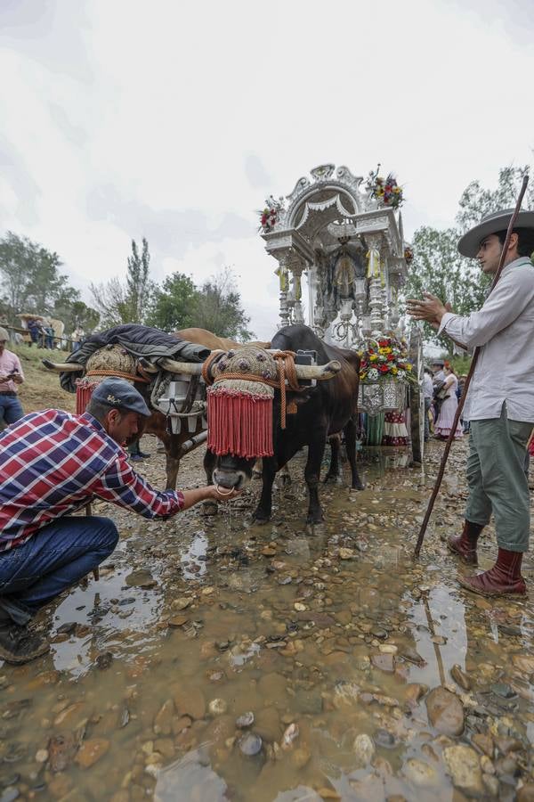 Diferentes momentos del paso de hermandades, este martes, por el Vado de Quema