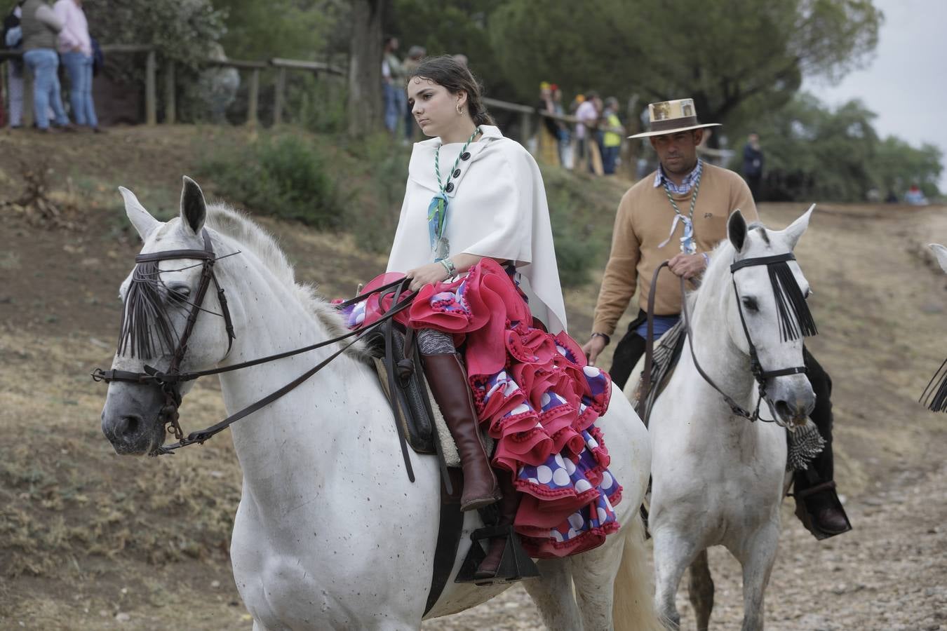 Diferentes momentos del paso de hermandades, este martes, por el Vado de Quema