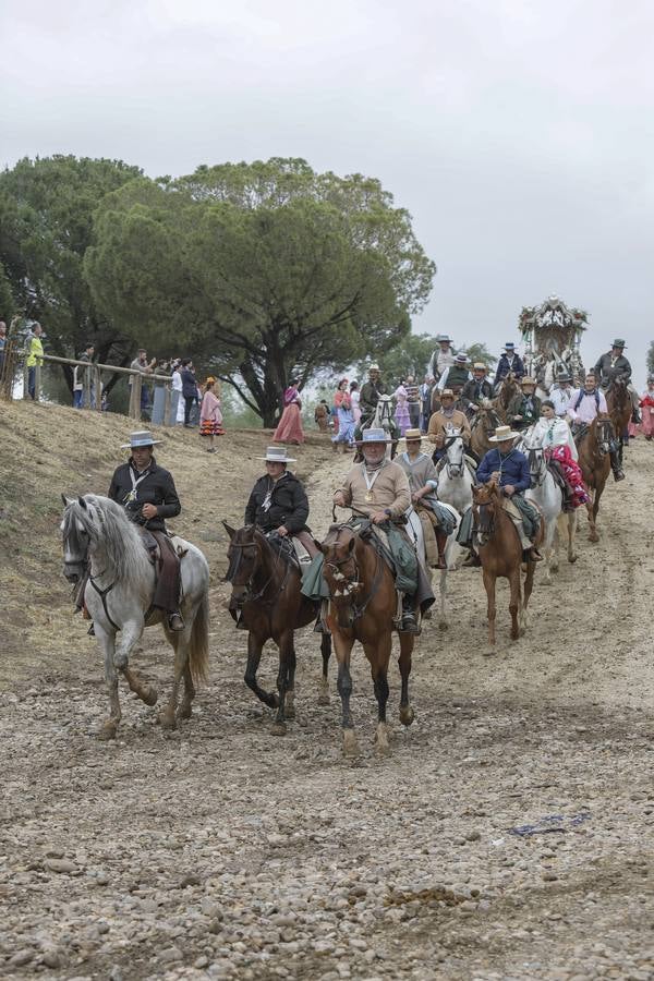 Diferentes momentos del paso de hermandades, este martes, por el Vado de Quema