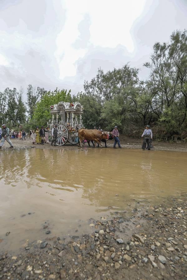 Diferentes momentos del paso de hermandades, este martes, por el Vado de Quema