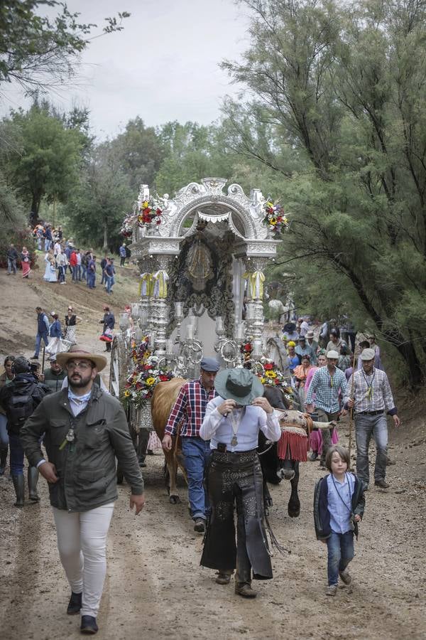 Diferentes momentos del paso de hermandades, este martes, por el Vado de Quema